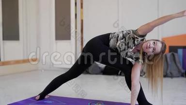 <strong>一群</strong>运动青年在室内练习瑜伽。 前景看好的金发<strong>美女</strong>